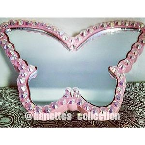 Mirror with binged heart hand holder.
